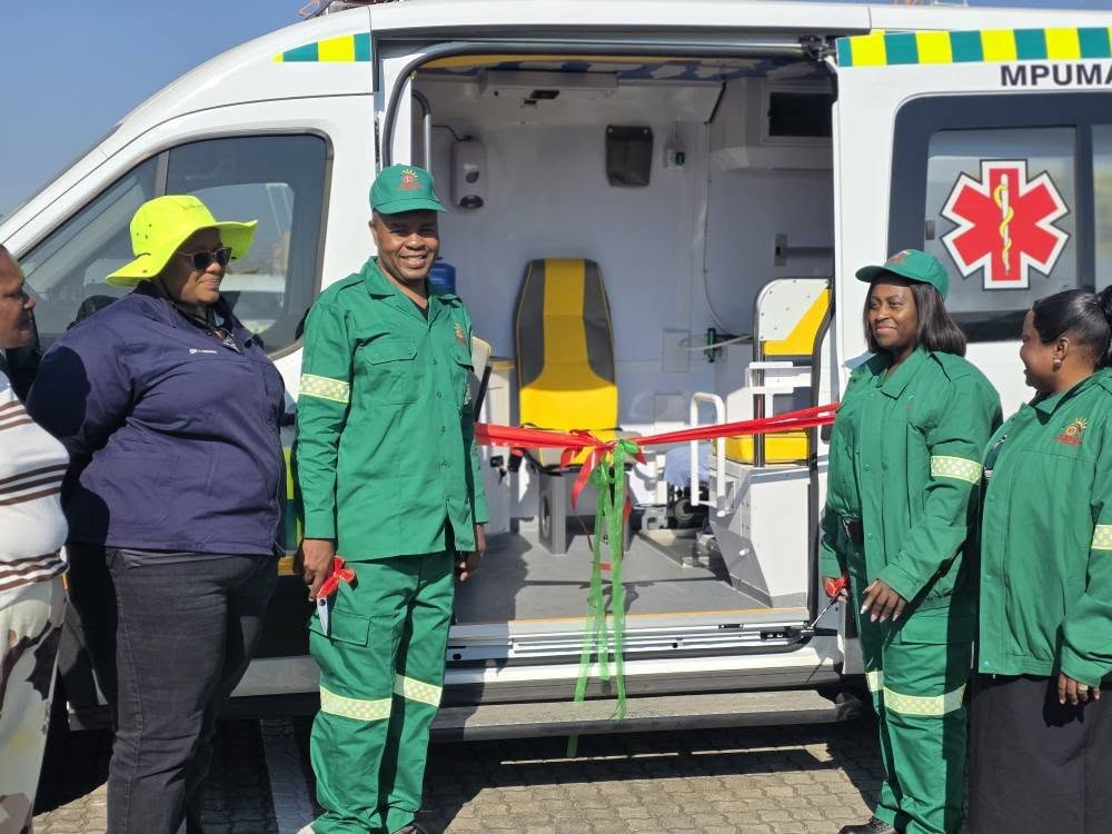 Photo of Premier Ndlovu, MEC Manzini, Executive Mayor S Makushe handing over an ambulance