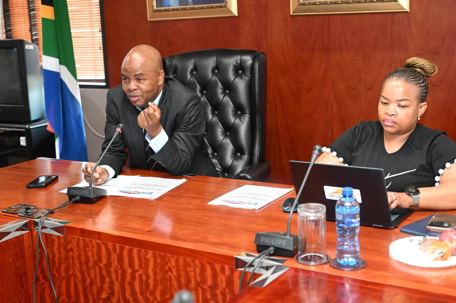 Picture of Premier Mandla Ndlovu and Director-General Maggie Skosana